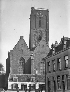 129770 Gezicht op de Jacobikerk (Jacobskerkhof) te Utrecht, vanuit de Waterstraat, met rechts het dubbele huis ...
